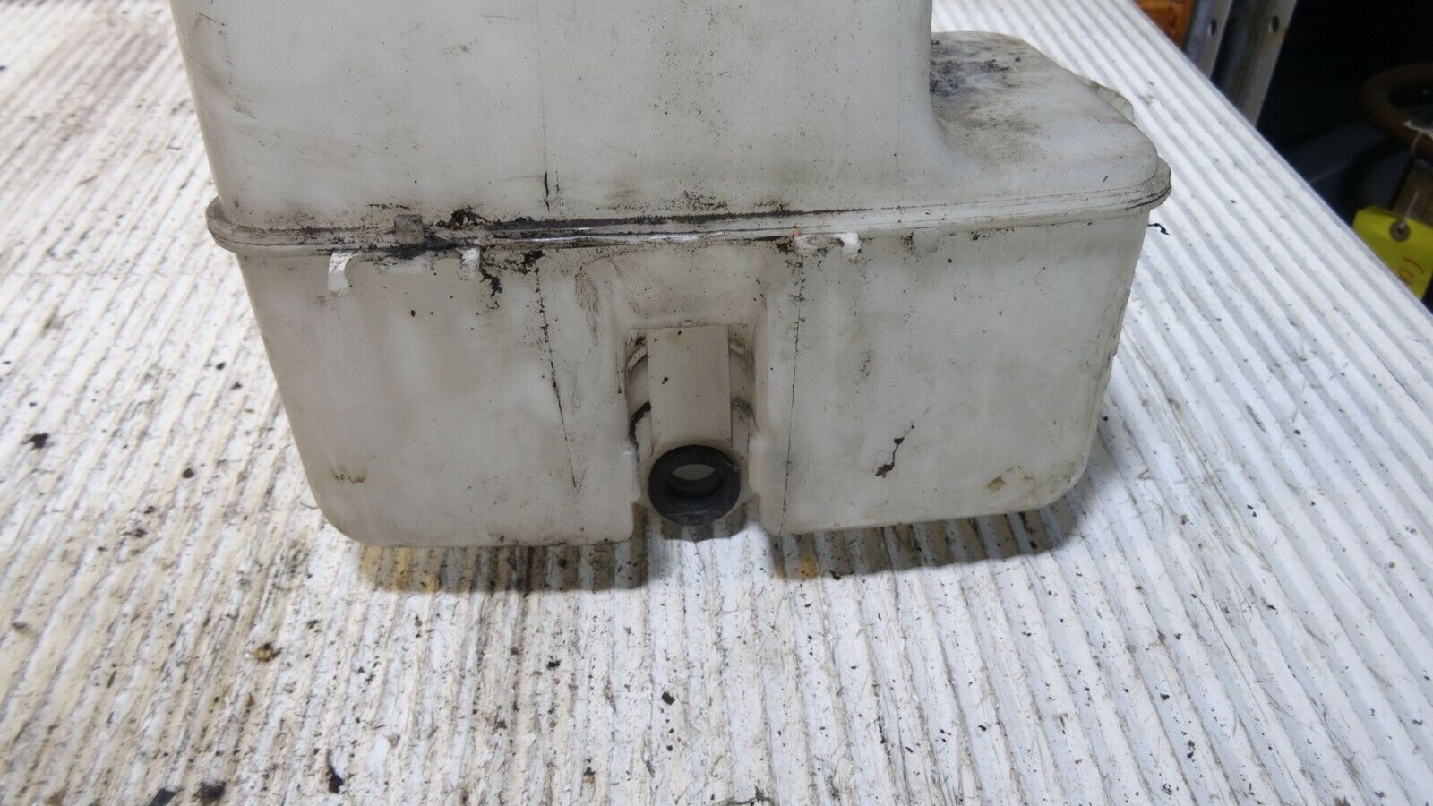 toyota celica st202 windscreen washer bottle reservoir lower part 060351 776 - Image 2